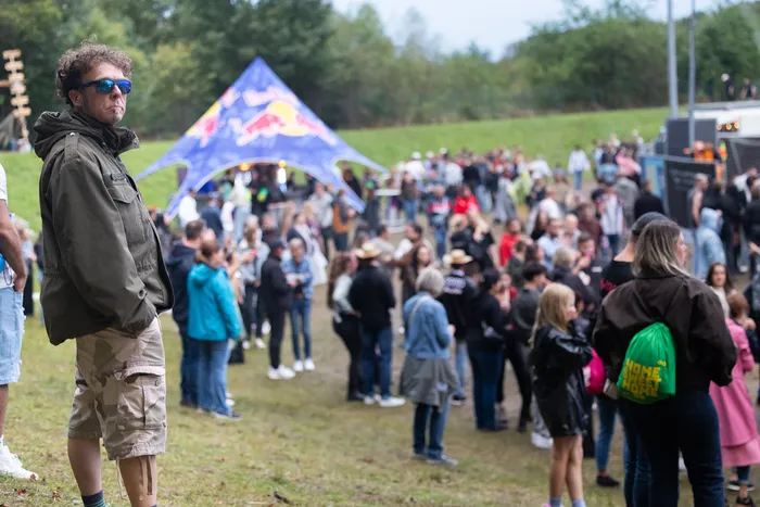 Ein Mann mit Sonnenbrille steht im Vordergrund vor einer Menschenmenge bei der Turntable Stage Lovra auf dem Bautz 2026 Festival.