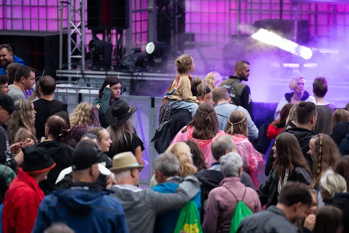 Eine Menschenmenge blickt auf die lila beleuchtete Bühne der Turntable Stage Lovra bei Bautz 2026.