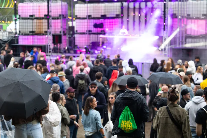 Eine Menschenmenge blickt auf die mit violettem Licht und Nebel inszenierte Turntable Stage Lovra beim Bautz 2026.