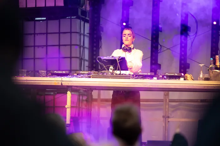 DJ Lovra bedient an der Turntable Stage beim Bautz 2026 ein Mischpult unter lila Bühnenlicht.