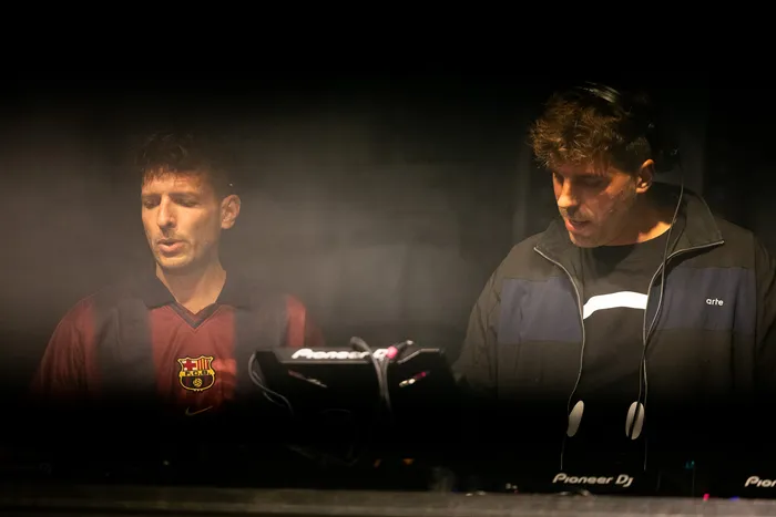 Die DJs Autobahn x Interplay bedienen an der Turntable Stage beim Bautz 2026 ihre DJ-Ausrüstung in einer dunklen, verrauchten Umgebung.