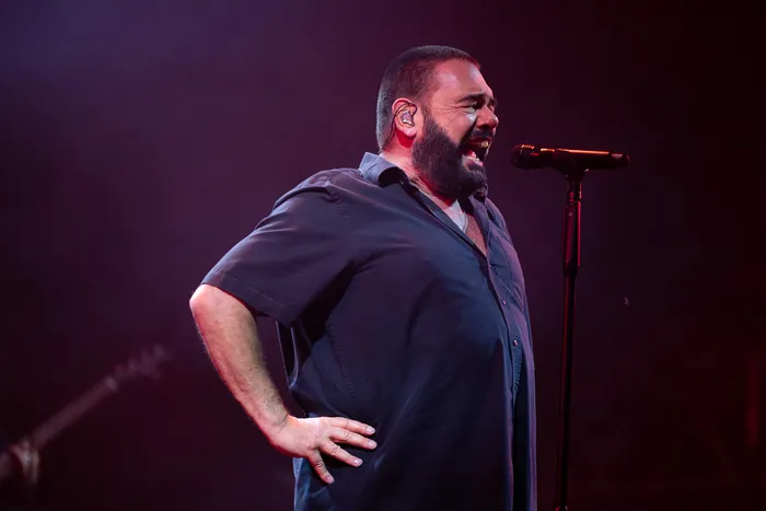 Ein bärtiger Mann singt mit weit geöffnetem Mund in ein Mikrofon auf der Mainstage des Bautz 2026 Festivals.