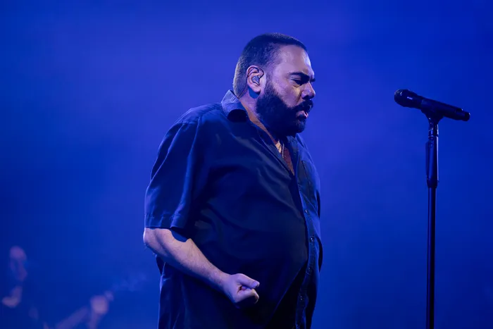Alphaville singt unter blauem Bühnenlicht in ein Mikrofon auf der Mainstage des Bautz 2026.