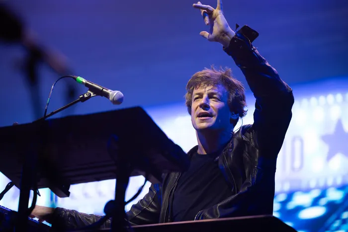 Ein Musiker der Band Alphaville mit erhobenem Arm bei einem Auftritt auf der Mainstage des Bautz 2026.