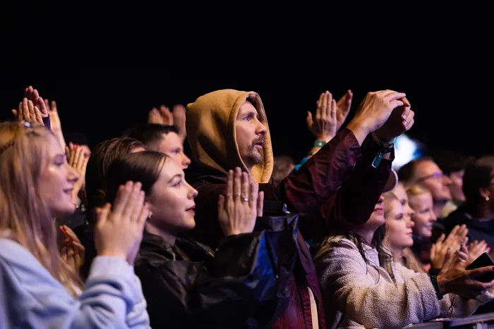 Zuschauer auf der Mainstage des Bautz 2026 Festivals applaudieren.
