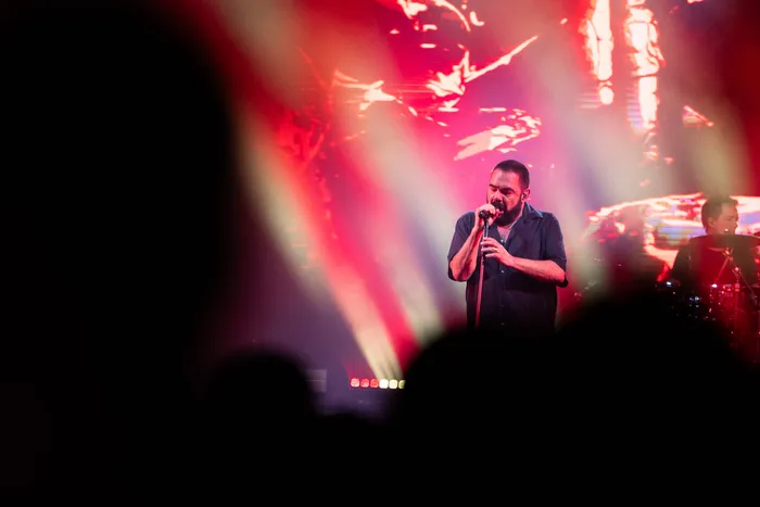 Ein Sänger der Band Alphaville singt unter roter und weißer Bühnenbeleuchtung auf der Mainstage des Bautz 2026.