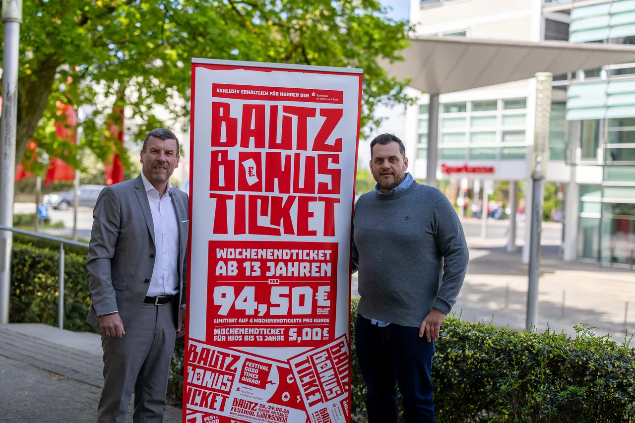 Zwei Männer stehen vor einem roten Plakat, das ein vergünstigtes Wochenendticket für das Bautz-Festival bewirbt. Links Thorsten Haering von der Sparkasse, rechts Phillip Nieland vom Stadtmarketing Lüdenscheid.