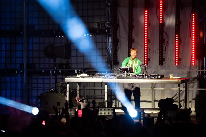 Paracek performt an einem DJ-Pult auf der Turntable Stage beim Bautz 2026 unter blauen Lichtstrahlen und roten Lichtleisten.