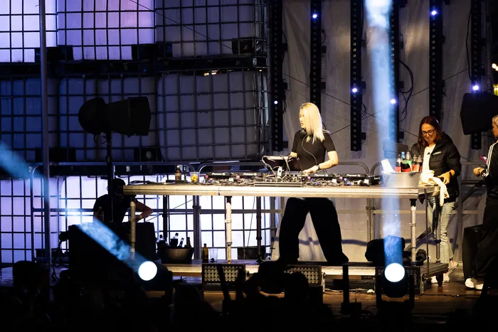 DJ Nusha bedient Mischpulte und Plattenspieler auf der Turntable Stage beim Bautz 2026.