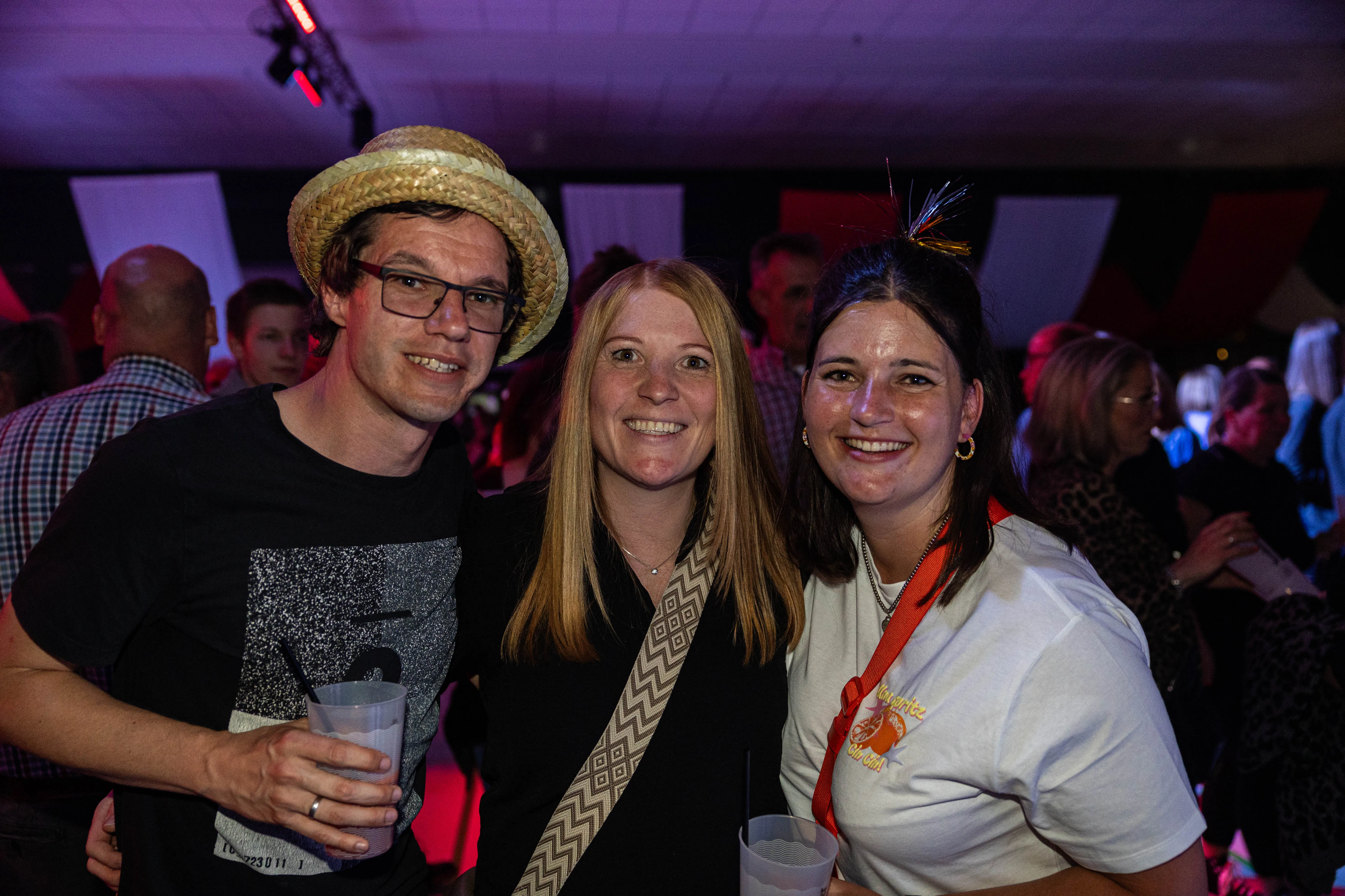 Drei lächelnde Menschen posieren eng zusammen auf dem Kölschmusikfestival „Valberta Colonia“. Im Hintergrund sind weitere Festivalbesucher zu sehen.