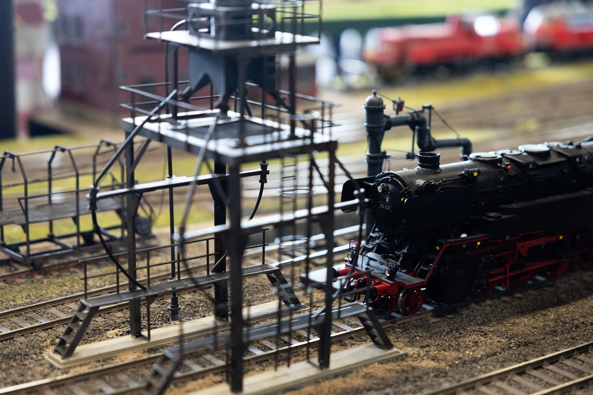 Dampflokomotive und Bahnanlagen einer Modellbahn, Detailaufnahme aus einer Ausstellung.