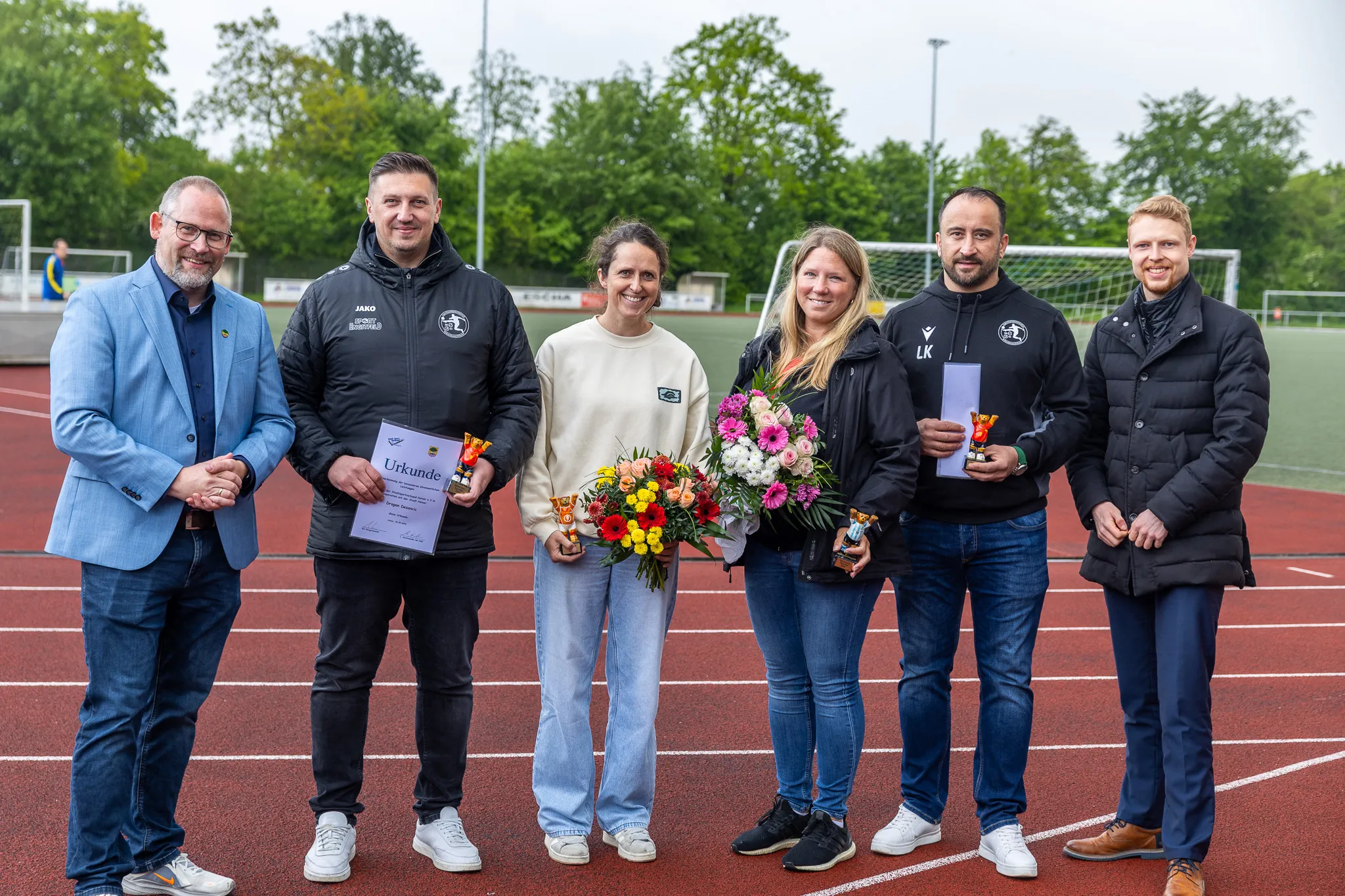Bürgermeister Armin Kibbert überreicht Dragan Desancic, Fabienne Kriegeskorte, Jennifer Hamel, Lazar Kljajic und Marvin Schüle Auszeichnungen und Blumensträuße für besondere sportliche Leistungen.