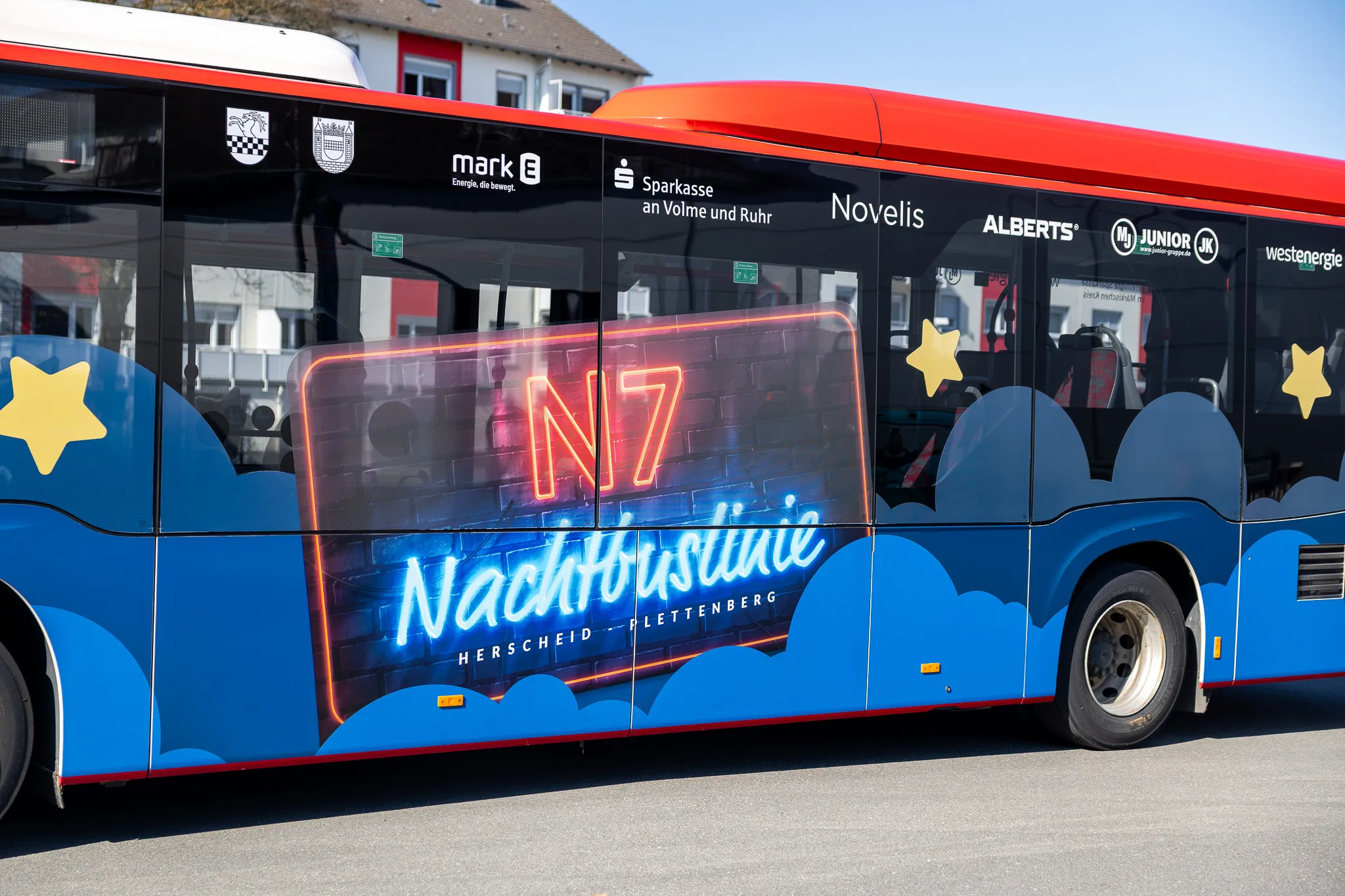 Roter Bus mit der Aufschrift „Nachtbuslinie Herscheid – Lettenberg“ und der Liniennummer N7 an der Seite.