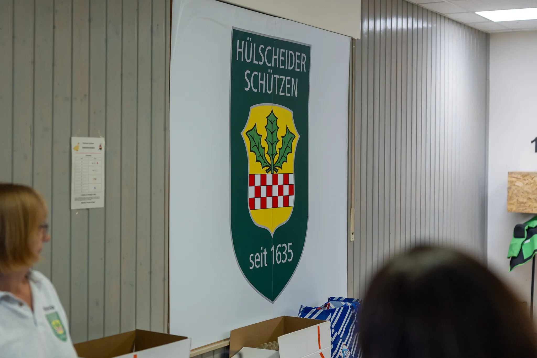 Wappen der Hülscheider Schützen mit Eichenlaub und rotem Schachbrettmuster, darunter der Schriftzug „seit 1635“.