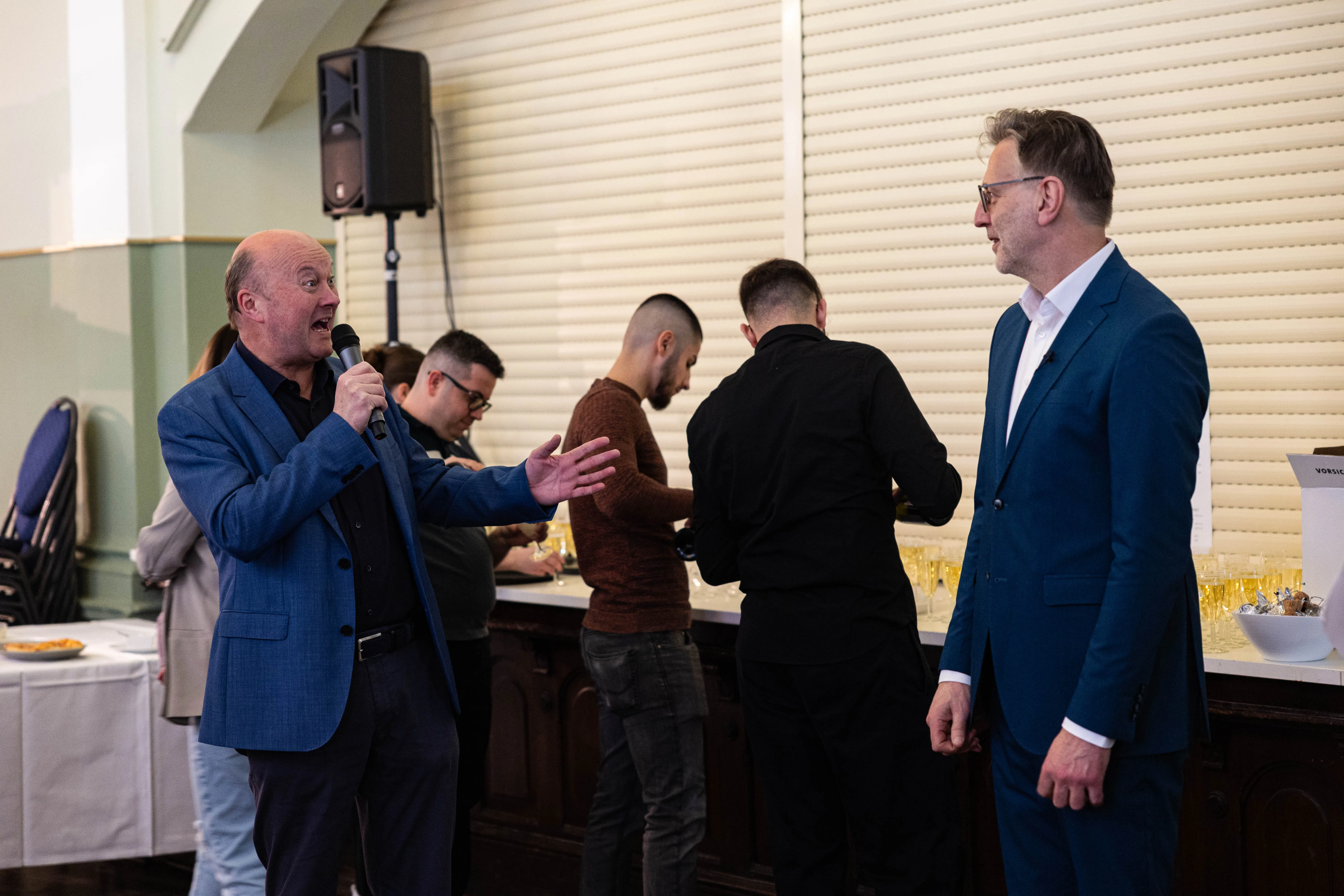 Martin Kornau, Vorsitzender der Bergstadt-Stiftung, spricht in der Lüdenscheider Messehalle in Detlev Kümmel, den Organisator der „Art meets Antique“-Messe.