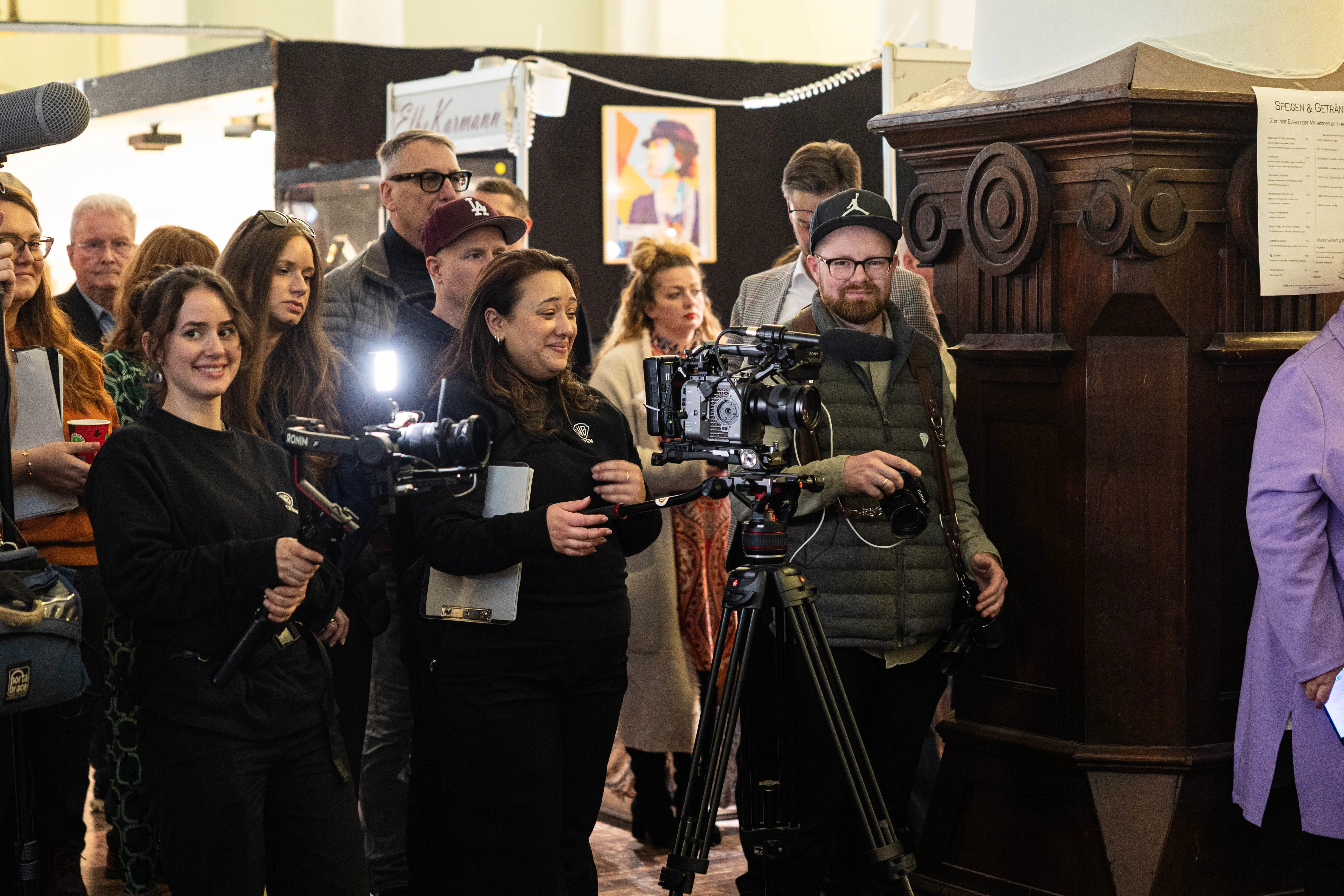 Kamerateam filmt bei der Vernissage der 