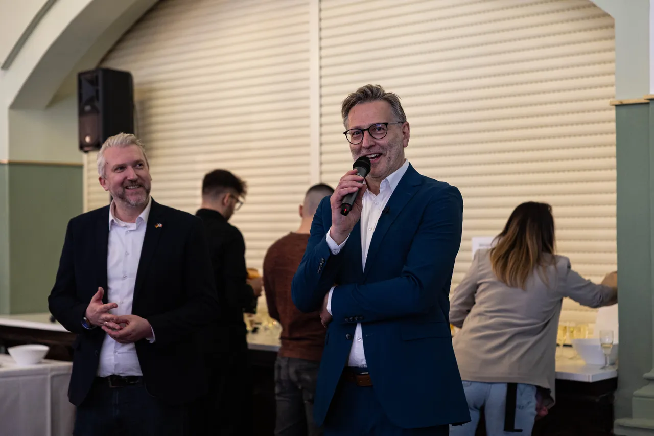 Bürgermeister Sebastian Wagemeyer hält während der Vernissage der