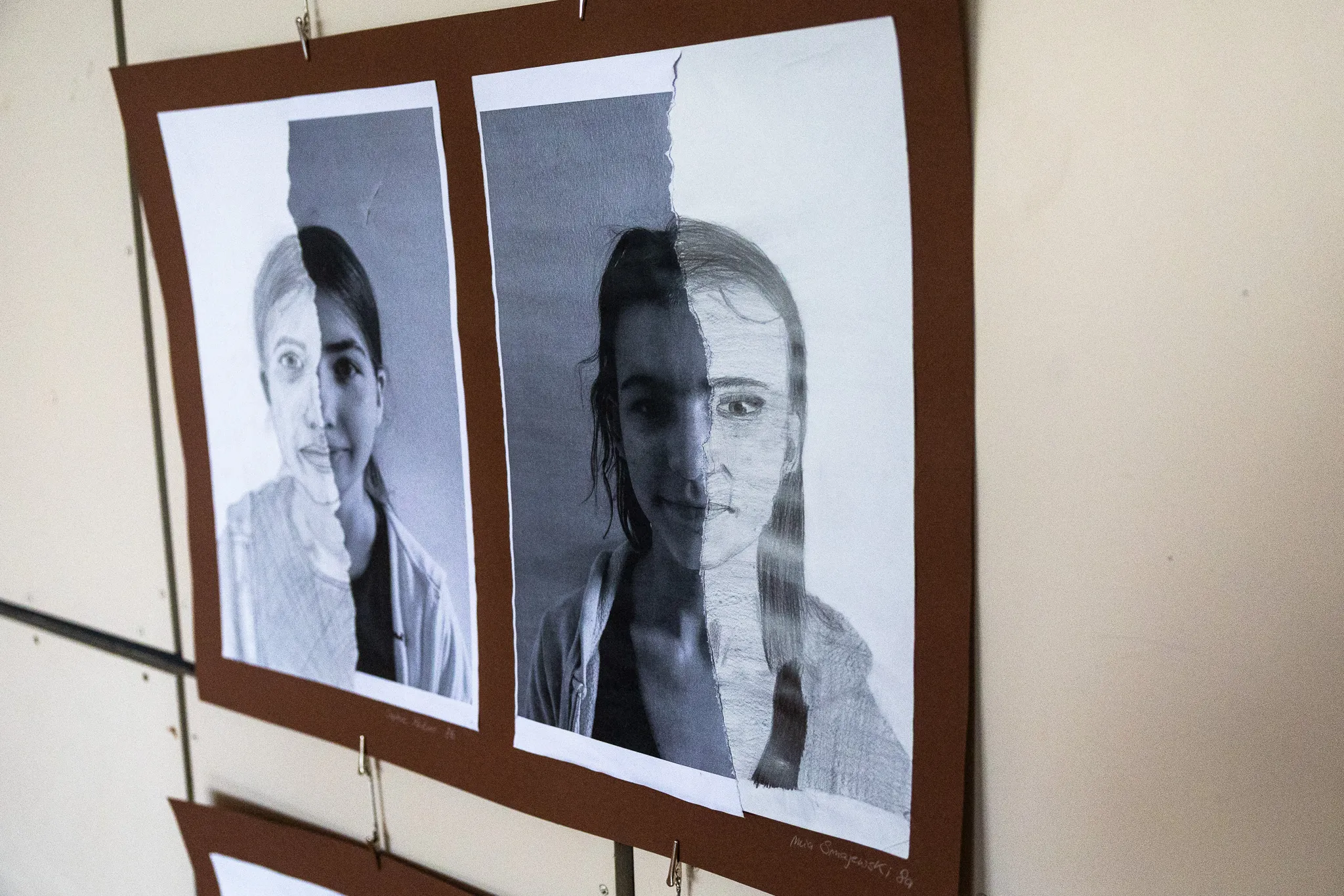 Zwei Schwarzweißporträts von jungen Frauen, jeweils zur Hälfte mit einem anderen Gesicht überlagert, hängen nebeneinander an einer Wand.