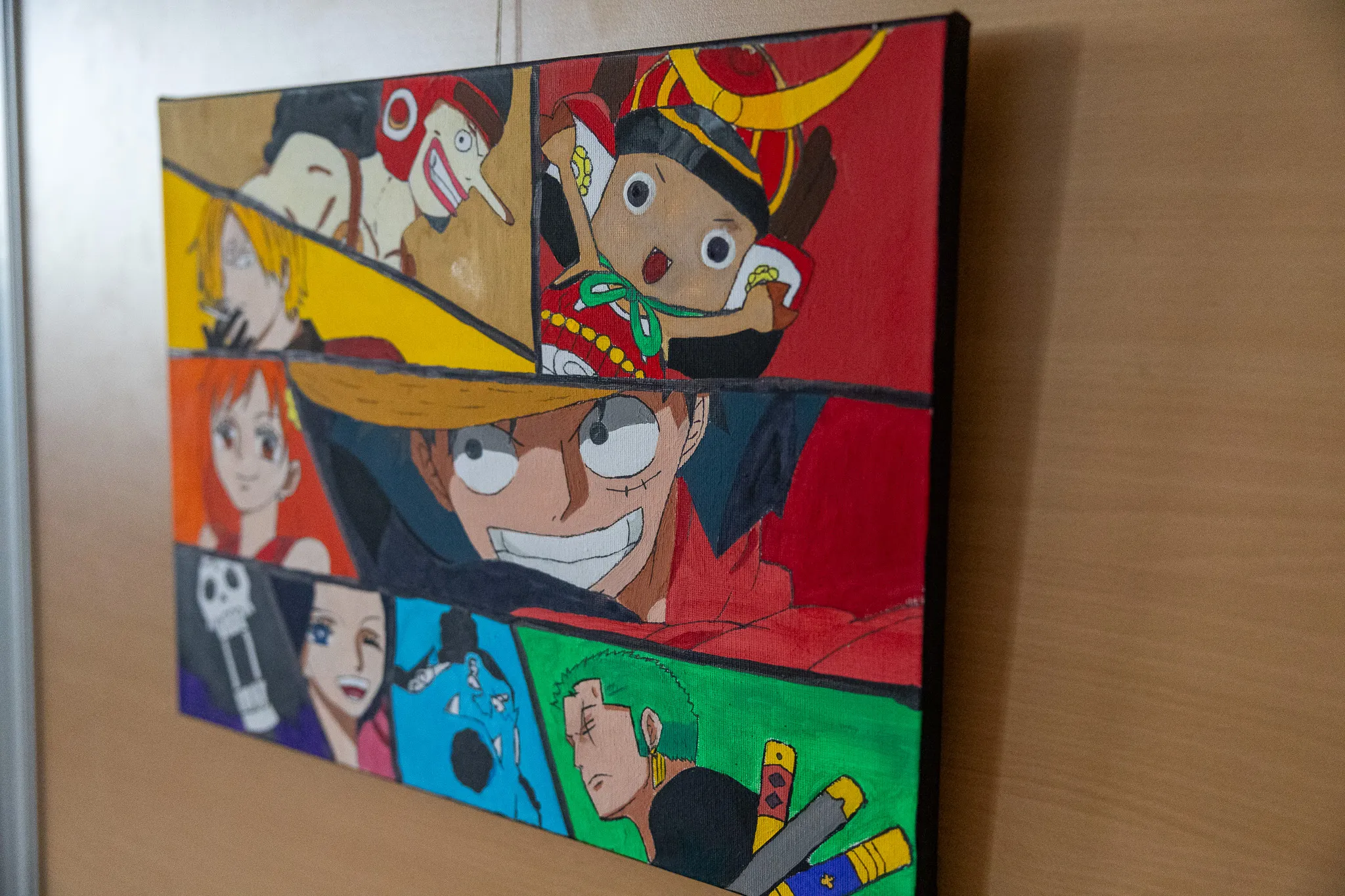 Gemälde mit mehreren Anime-Charakteren in leuchtenden Farben, ausgestellt an einer Wand.