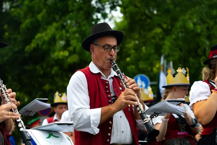 Ein Mann in traditioneller Kleidung spielt Klarinette bei der Feier der Meinerzhagener Schützengilde.