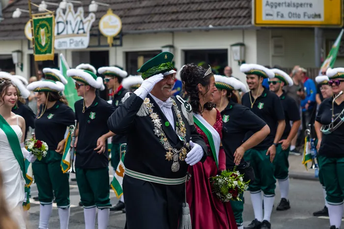 Stefan Schneider in festlicher Uniform salutiert bei der Feier der Meinerzhagener Schützengilde.