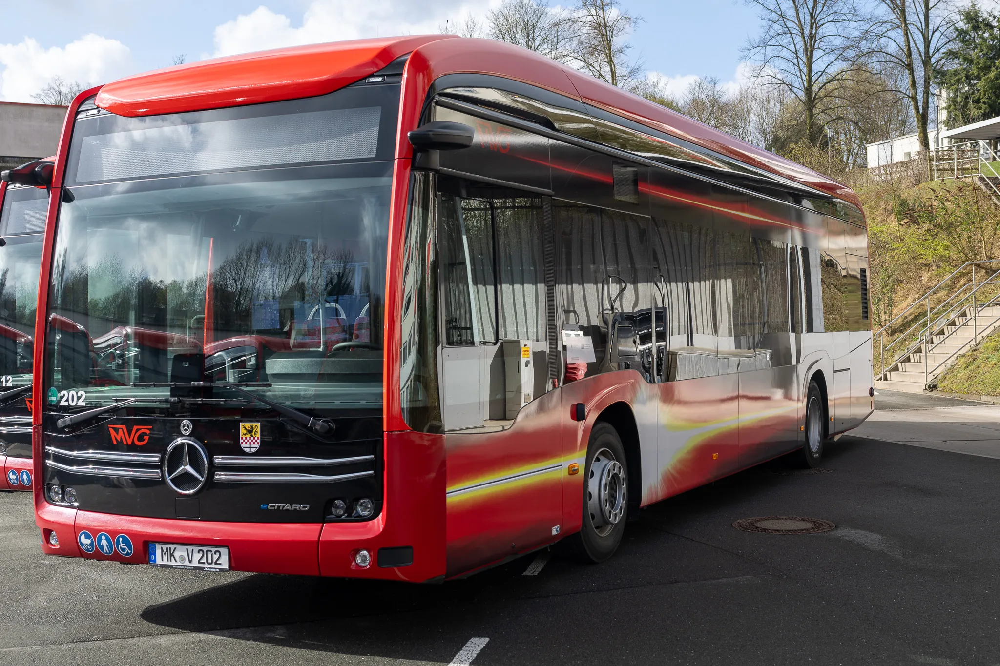 Roter Elektrobus der Münchner Verkehrsgesellschaft (MVG) mit der Nummer 202 steht auf einem Parkplatz. Das Fahrzeug ist ein Mercedes Citaro.