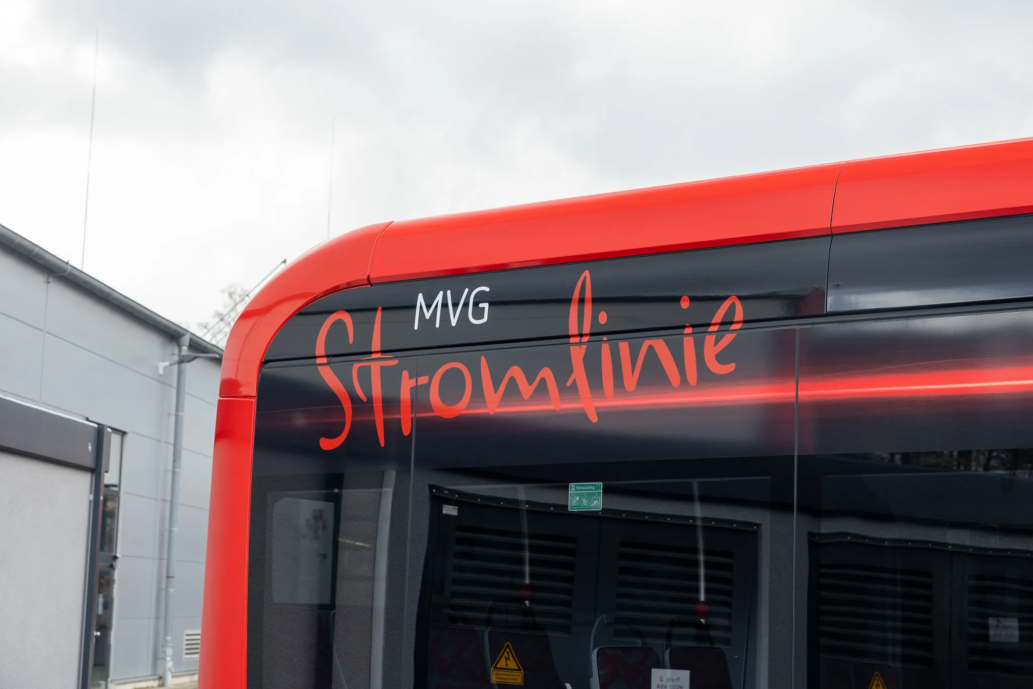 Roter Elektrobus der Münchner Verkehrsgesellschaft (MVG) mit dem Schriftzug „Stromlinie“.