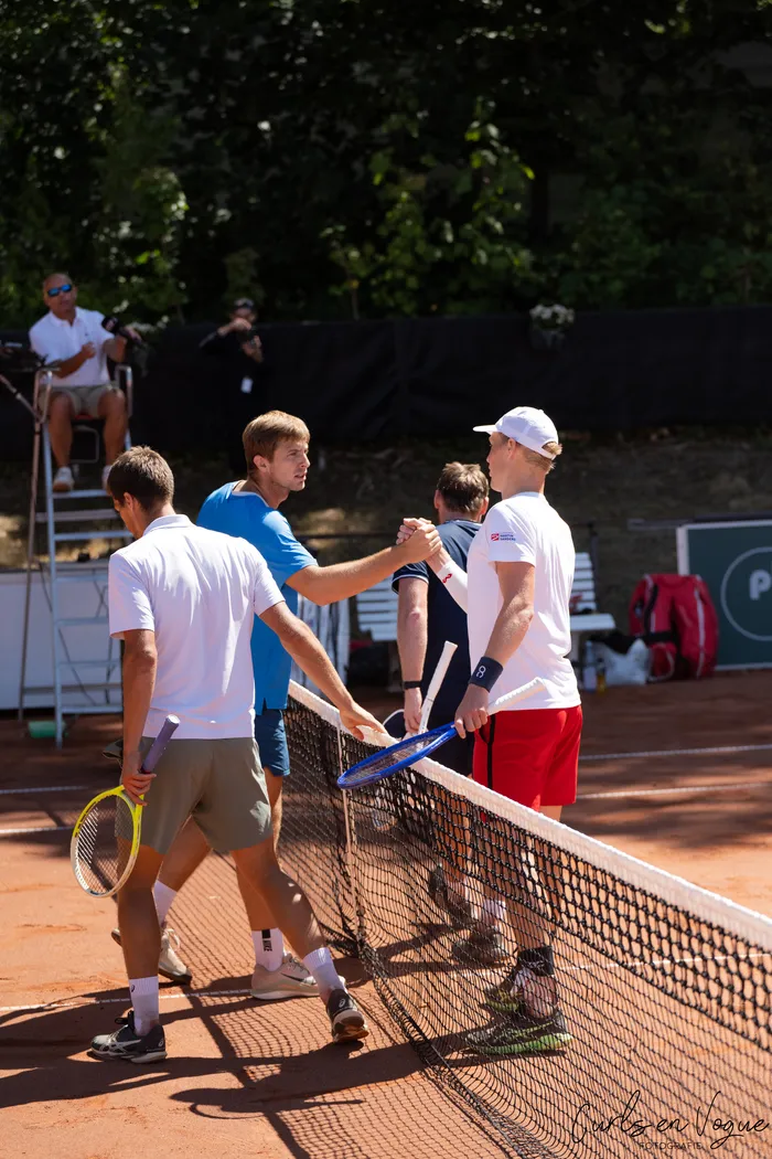 Zwei Tennisspieler schütteln sich nach dem Doppelfinale der Platzmann Open 2026 über das Netz die Hände.