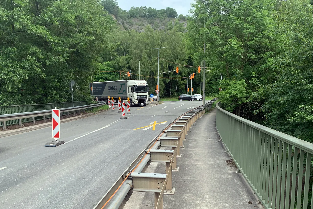 Ein LKW fährt auf der durch rot-weiße Markierungen verengten, einspurigen Fahrbahn der Diepke-Brücke.
