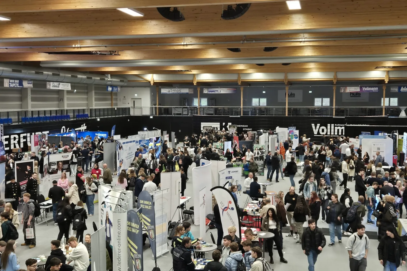 Blick über die Messehallen der Schwelm-Arena mit zahlreichen Ausstellungsständen und vielen Besuchern während der Jobmesse „Zukunft EN“.