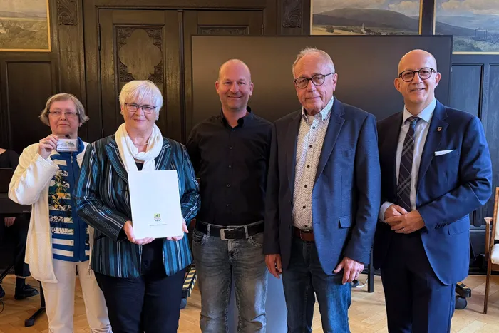 Fünf Mitglieder des Fördervereins Kapelle & Pavillon Ortlohnpark Iserlohn posieren gemeinsam, eine Frau hält eine Urkunde.