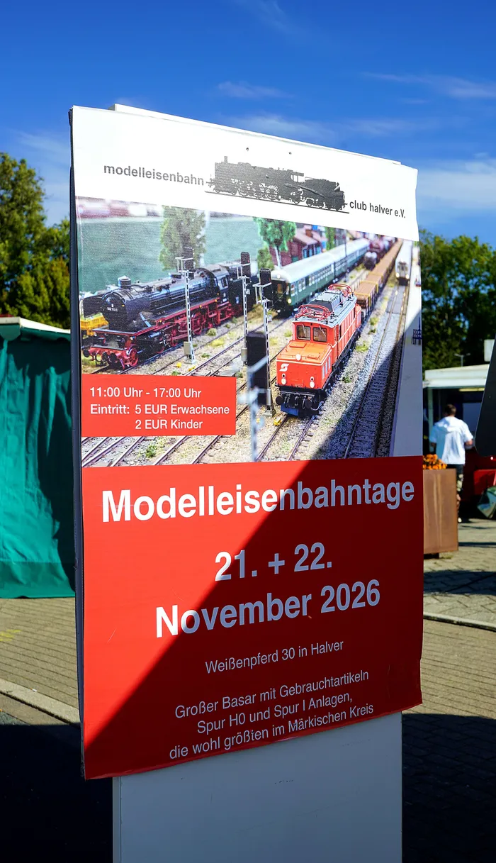 Werbeplakat für die Modelleisenbahntage am 21. und 22. November 2026 in Halver mit Abbildungen von Modellzügen auf Gleisen.