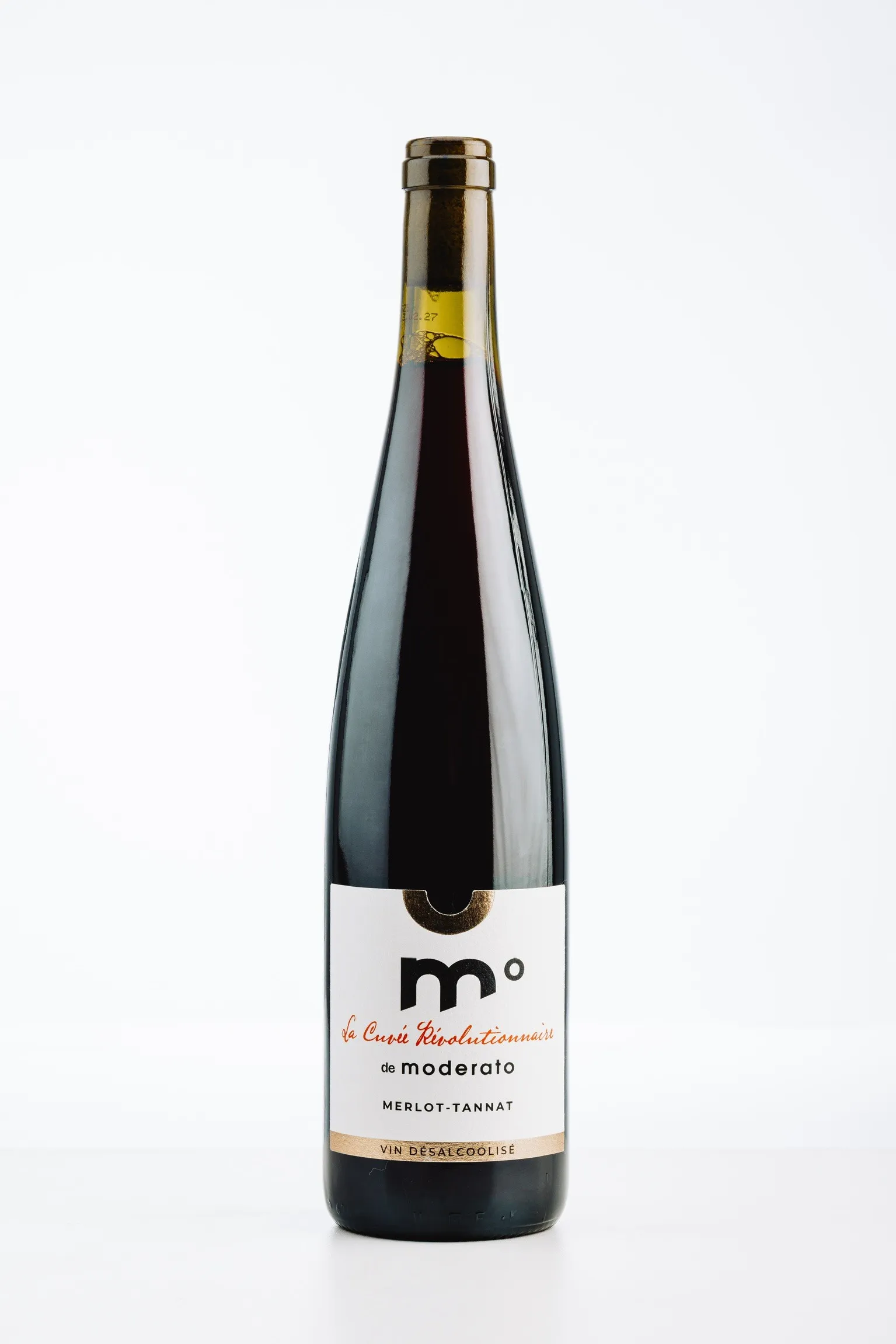 Flasche alkoholfreien Rotweins „La Cuvée Révolutionnaire“ von Moderato mit Merlot-Tannat-Geschmack.