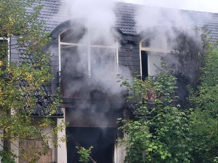 Dichter weißer Rauch steigt aus den Fenstern und dem Dach der Schnörrenbach-Ruine auf.