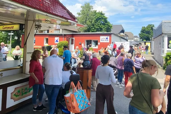 Menschen stehen Schlange vor einem Imbisswagen mit der Aufschrift 