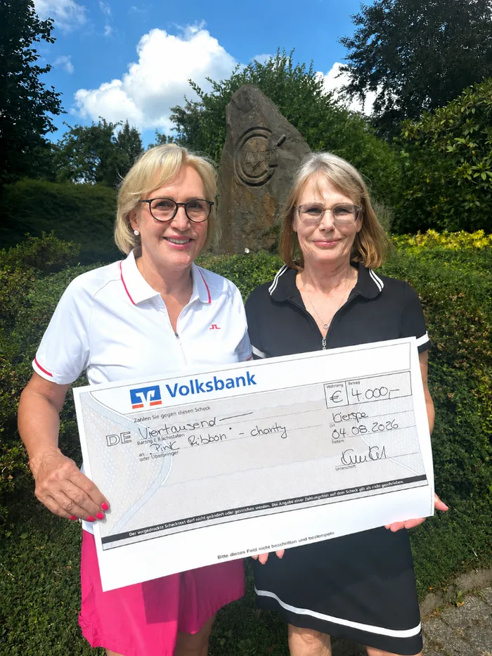 Britta Kunkel und Renate Diederich halten einen Volksbank-Scheck über 4.000 Euro für die Organisation „Pink Ribbon - charity“.