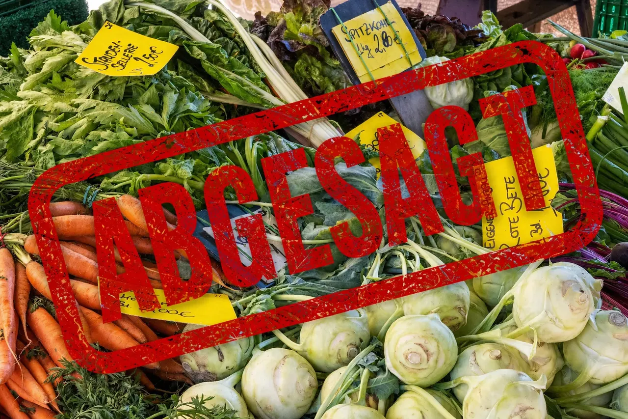 Frisches Gemüse wie Sellerie, Kohl und Karotten auf einem Marktstand, überzogen mit einem roten 'Abgesagt'-Stempel.