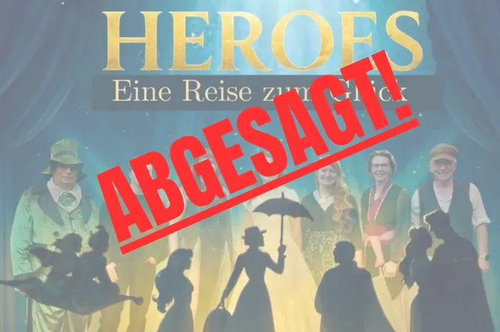 Bühnenbild mit Ensemble in historischen Kostümen, überlagert mit dem roten Schriftzug „ABGESAGT!“.