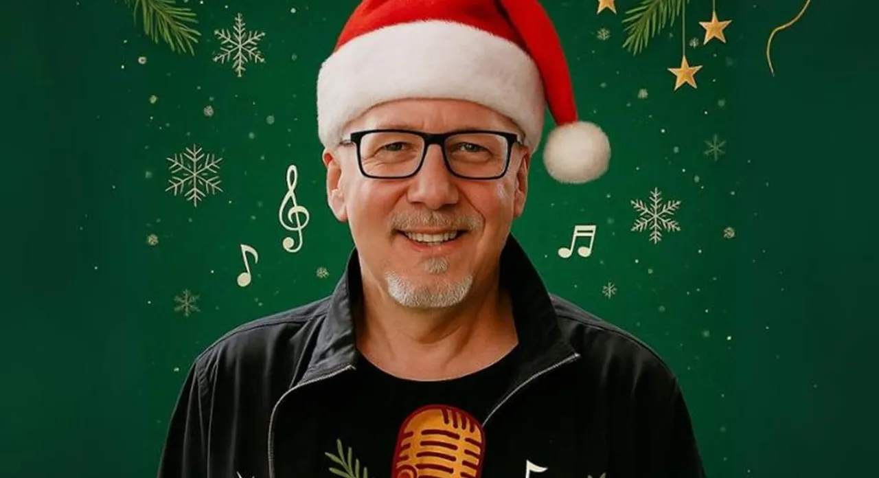Jan Malte Andresen mit Weihnachtsmütze vor einem grünen Hintergrund mit Schneeflocken und Musiknoten.