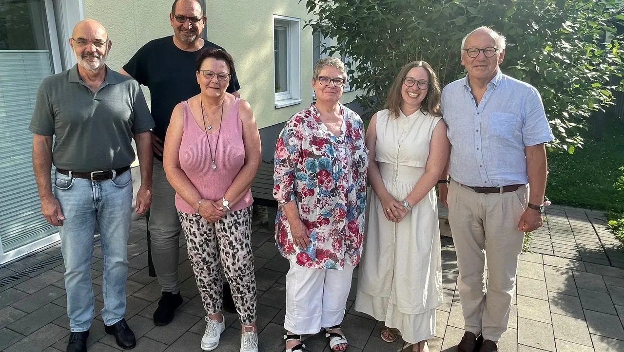 Sechs Personen stehen lächelnd vor einem hellen Gebäude. Von links nach rechts sind Christoph Loos, Stefan Wengst, Martina Merkert, Sibyll Hölscher-Medernach, Lisa Sturm-Benkenstein und Dr. Wolfgang Schröder zu sehen. Sie bilden den wiedergewählten Aufsichtsrat der Lebenshilfe Lüdenscheid – Märkischer Kreis e.V.