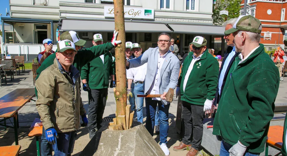 Bürgermeister Michael Joithe und Schützen bei der Aufstellung des Maibaums in Letmathe.