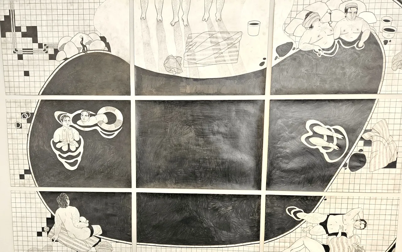 Neunfeldrige Zeichnung in Schwarz-Weiß zeigt verschiedene Szenen rund um das Baden, darunter Menschen in Badewannen und am Pool, sowie abstrakte Formen und Muster.