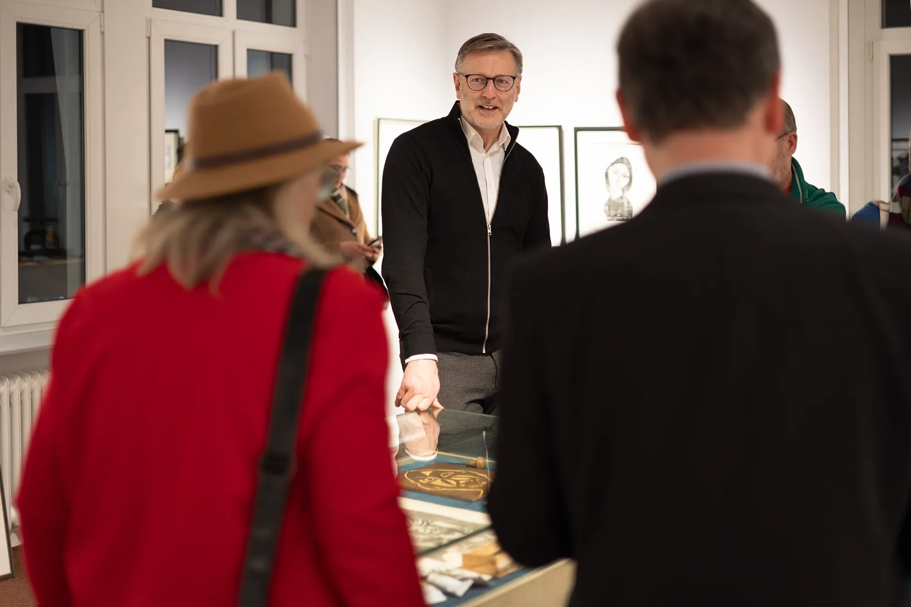 Detlev Kümmel, Galerist und Experte bei Bares für Rares, erklärt Besuchern Ausstellungsstücke in der Villa Wippermann.