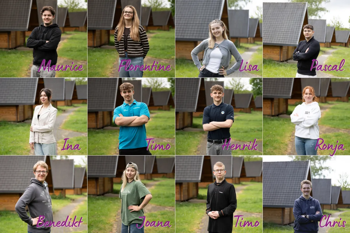 Collage von zwölf jungen Menschen, die Teilnehmer des Azubi-Sommerhauses sind. Sie stehen einzeln vor einer Holzhaus-Kulisse und blicken in die Kamera.