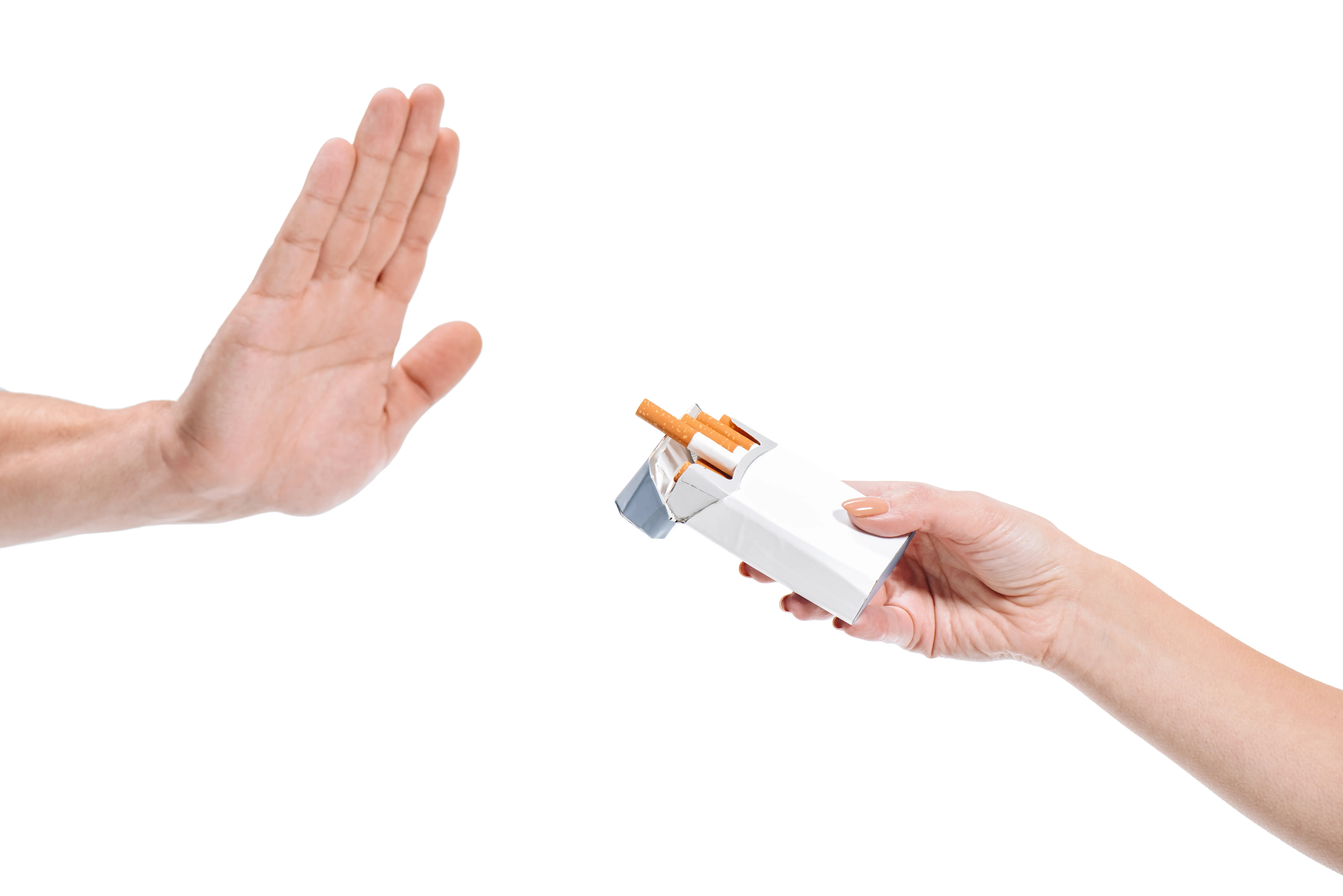 Eine Hand weist eine angebotene Zigarettenschachtel ab. Das Bild symbolisiert den Verzicht auf das Rauchen.