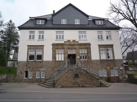 Zweistöckiges Gebäude mit grauem Schieferdach und dem Schriftzug „Amtshaus“ über dem Eingang. Es dient als Museum, darunter das Bakelitmuseum in Kierspe.
