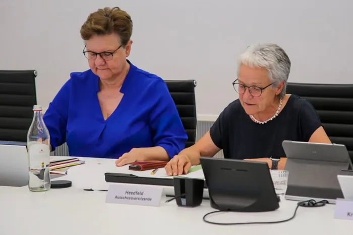 Zwei Frauen sitzen an einem Konferenztisch und arbeiten auf Laptops. Jutta Heedfeld (rechts) ist neue Ausschussvorsitzende, links Kreisdirektorin Barbara Dienstel-Kümper.