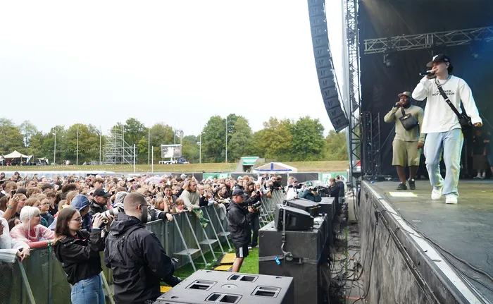 Benno singt auf der Mainstage vor einer großen Menschenmenge bei einem Open-Air-Festival.