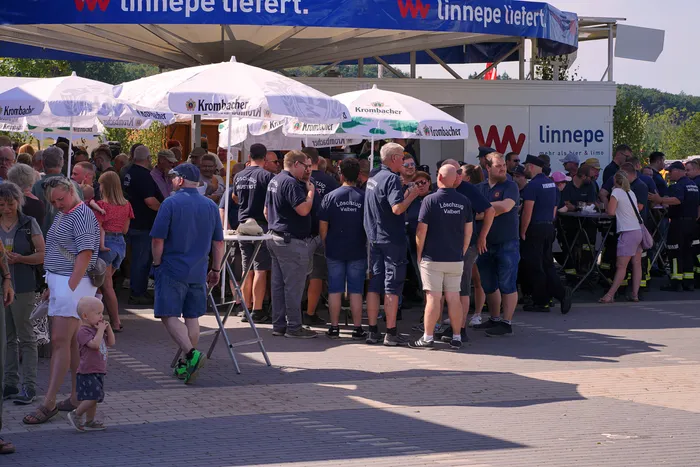 Menschenmenge unter weißen Sonnenschirmen bei einem Fest der Löschgruppe Rärin.