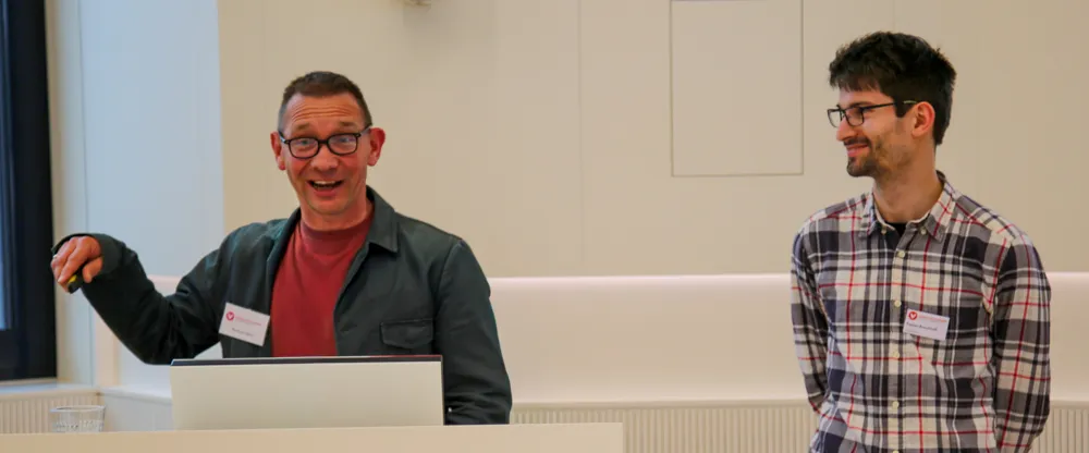 Bernhard Oberle und Fabian Brauckhoff sprechen auf einer Veranstaltung über Verbraucherberatung.